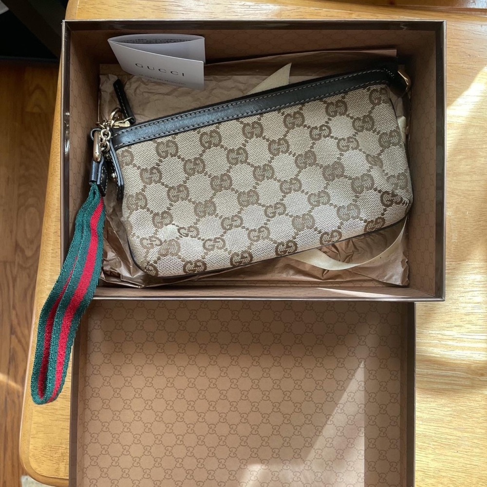 Gucci wristlet/bag in new condition